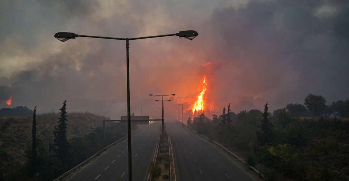 enormes-incendios-norte-atenas-grecia-carretera