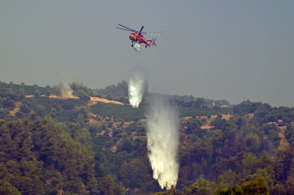 enormes-incendios-norte-atenas-grecia-helicoptero