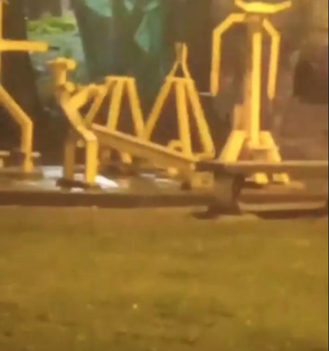 OLOV: Captan en video a fantasma 'haciendo ejercicio' en un parque