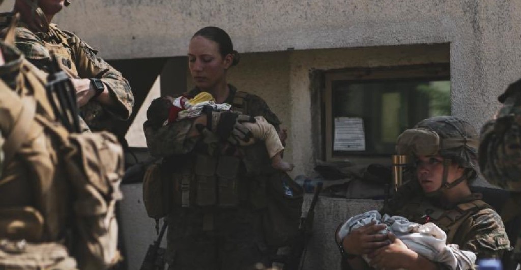 Nicole Gee: La foto viral de una soldado de EU que rescató a una niña afgana y murió en el atentado de Kabul