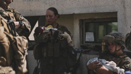 Nicole Gee: La foto viral de una soldado de EU que rescató a una niña afgana y murió en el atentado de Kabul