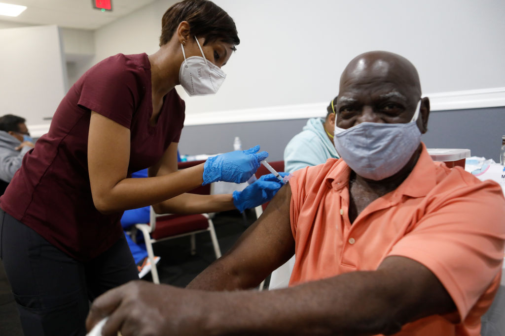 Racismo en tiempos de COVID: Funcionario de EU atribuye contagios a afroamericanos no vacunados