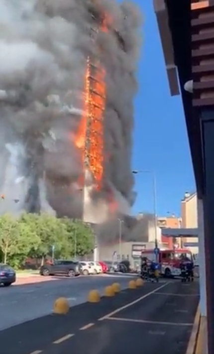 En imágenes: Un terrible incendio consume edificio de 20 pisos en Milán