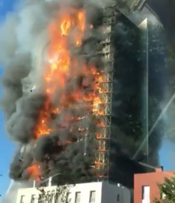 En imágenes: Un terrible incendio consume edificio de 20 pisos en Milán