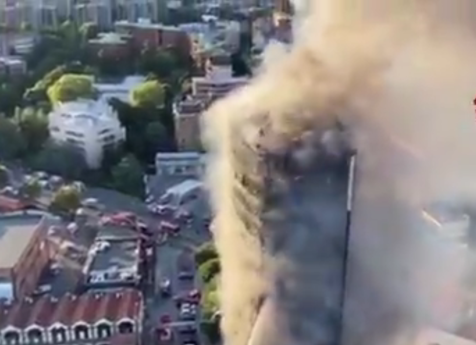 En imágenes: Un terrible incendio consume edificio de 20 pisos en Milán