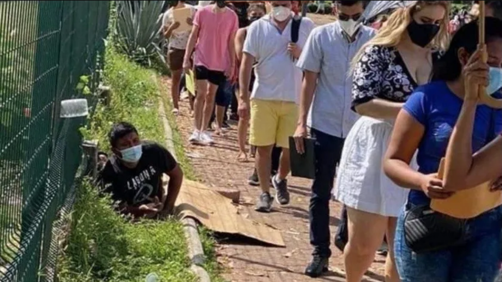 F: Joven madruga en centro de vacunación, se duerme y despierta con fila delante de él