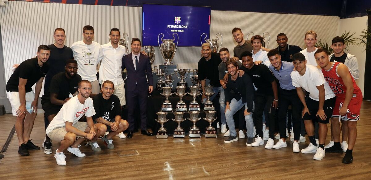 En imágenes: La emotiva despedida entre Lionel Messi y las figuras del Barcelona