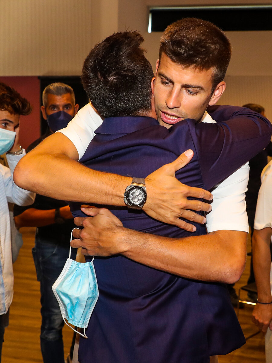 En imágenes: La emotiva despedida entre Lionel Messi y las figuras del Barcelona