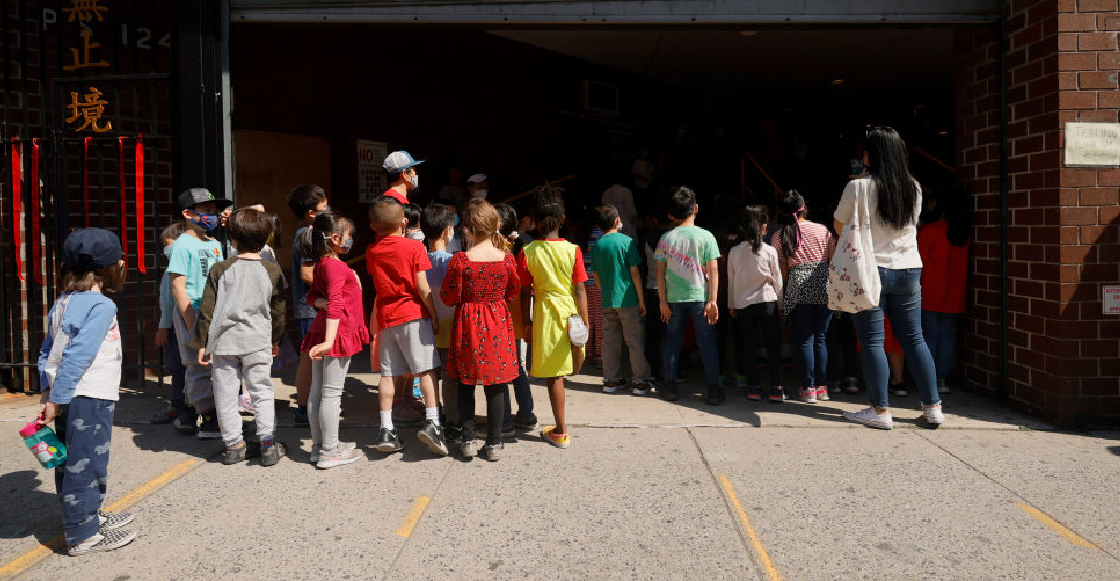 Maestra de primaria dio clases sin cubrebocas y provocó brote de COVID-19