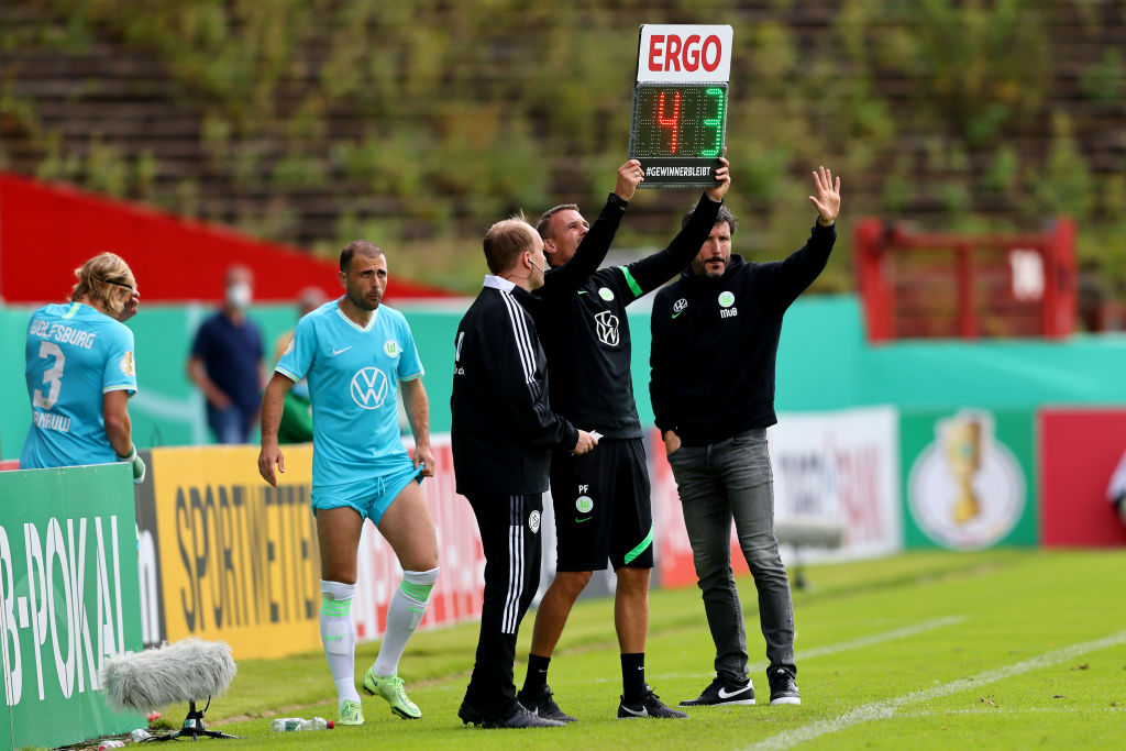 Mark Van Bommel con los cambios en el Wolfsburg