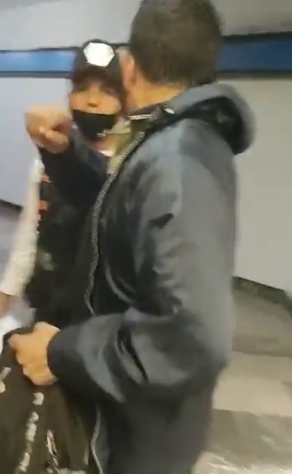 Mujer exhibe a sujeto que la agredió sexualmente en el Metro de CDMX