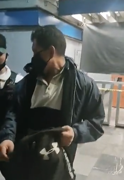 Mujer exhibe a sujeto que la agredió sexualmente en el Metro de CDMX