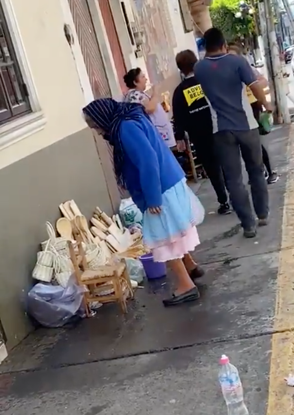 Mujer moja a abuelita porque vendía artesanías afuera de su casa