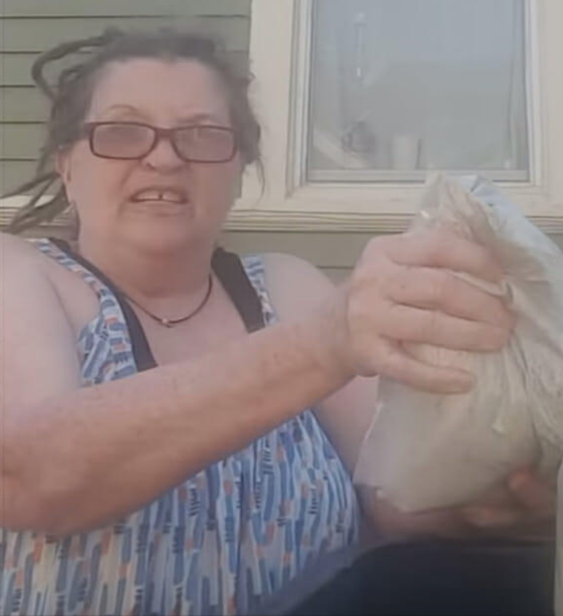 "Su familia no lo quiere": Mujer tira las cenizas de su esposo a la basura 