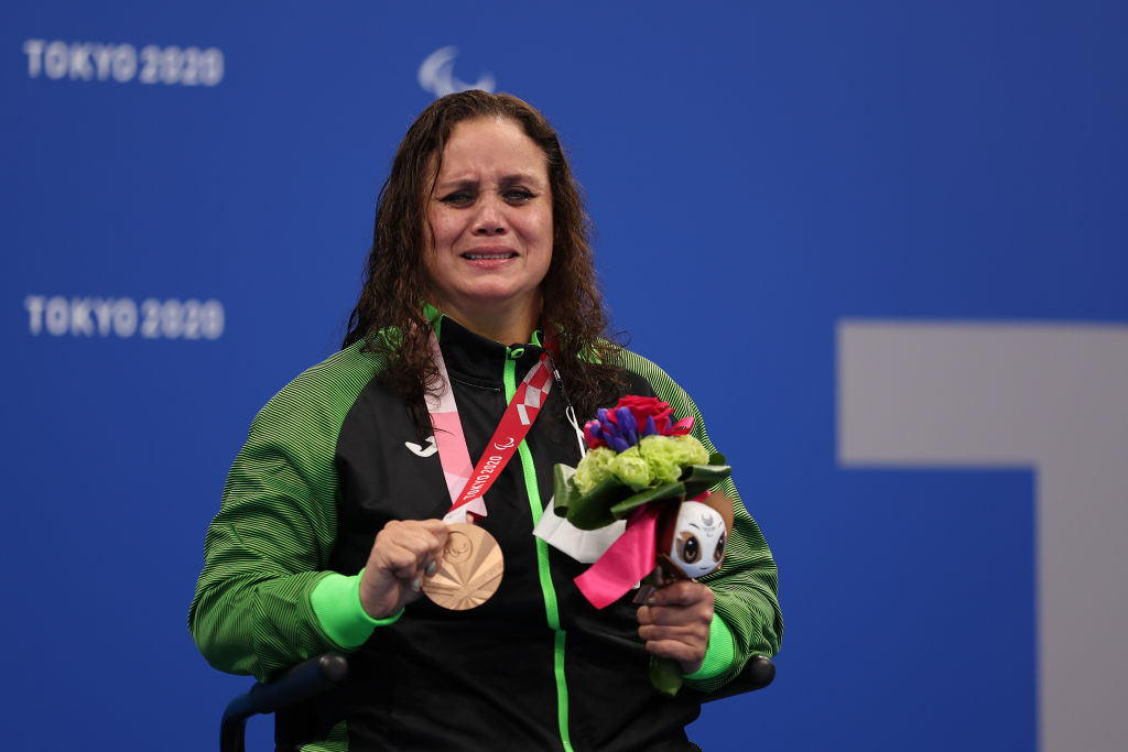 Nely Miranda con su medalla de bronce