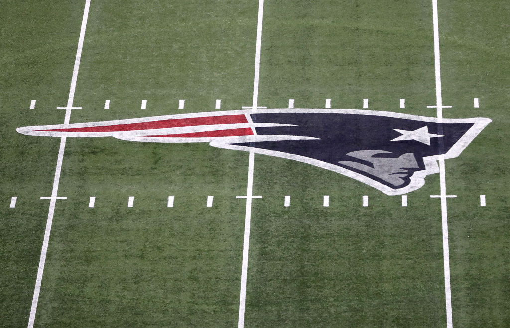 New England Patriots logo en el campo de juego