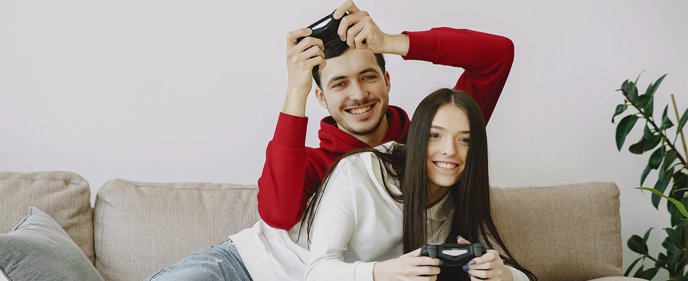 pareja-joven-jugando-videojuegos