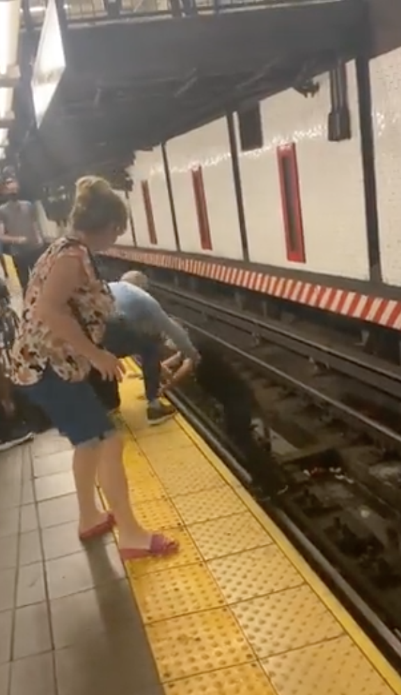Héroes sin capa: Rescatan a hombre en silla de ruedas que cayó a las vías del metro en NY