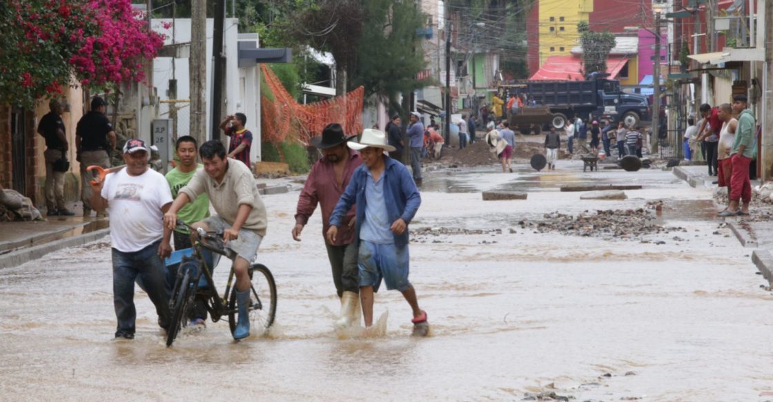Rescatan a un niño que quedó sepultado tras un deslave ocasionado por Grace