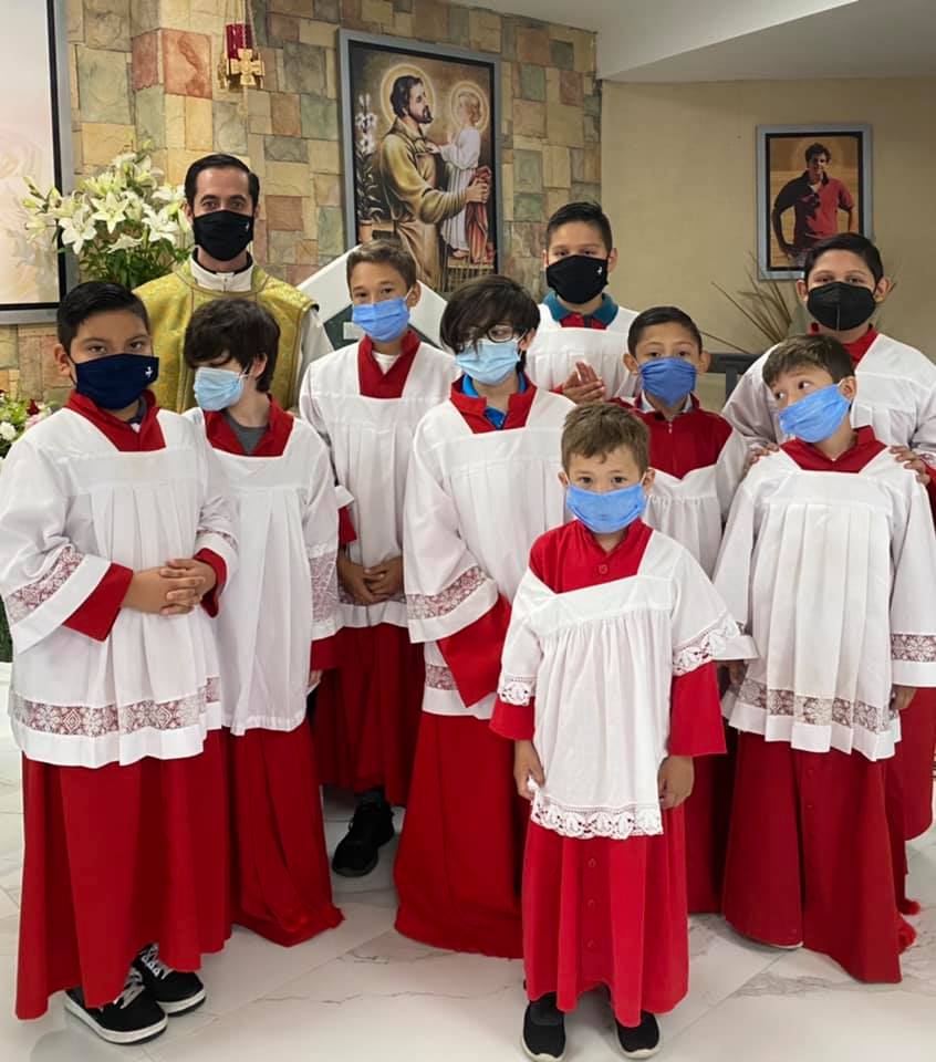 "Ni dan ganas de rezar": Sacerdote regaña a la gente que no se vacuna y se vuelve viral