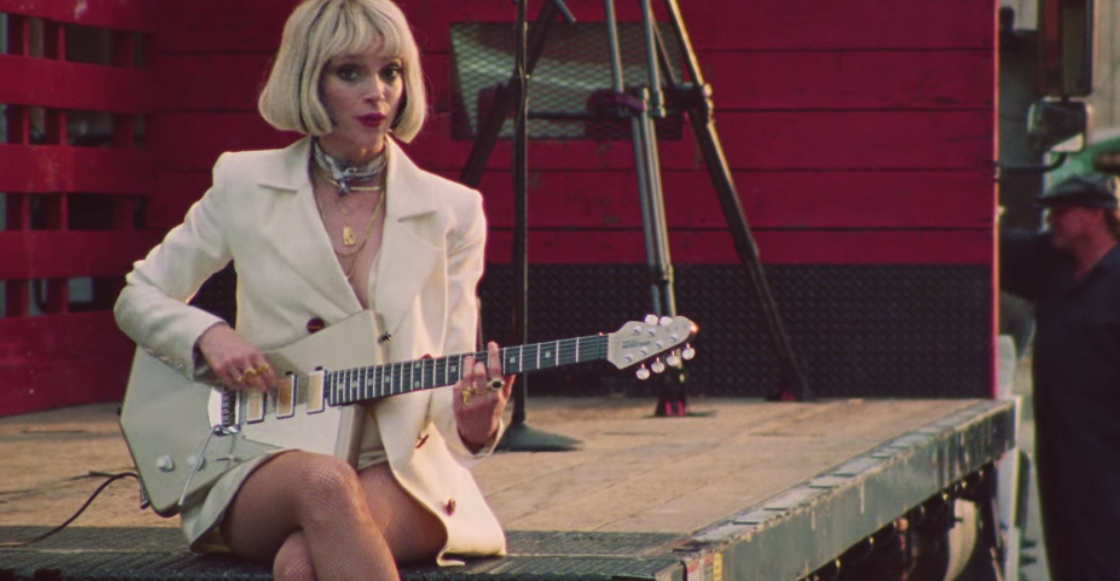 St. Vincent monta un extraño desfile en su video para "Daddy's Home"