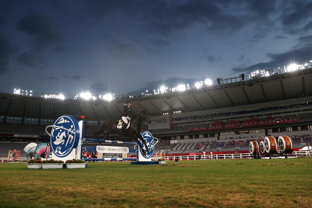 Suspenden a entrenadora que golpeó a caballo durante la prueba ecuestre de pentatlón de Tokio 2020