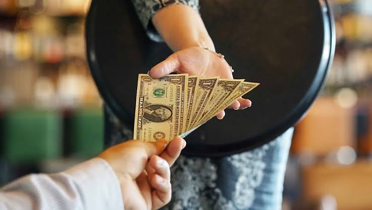 Ouch! Le deja a mesera mil dólares de propina y una propuesta indecorosa