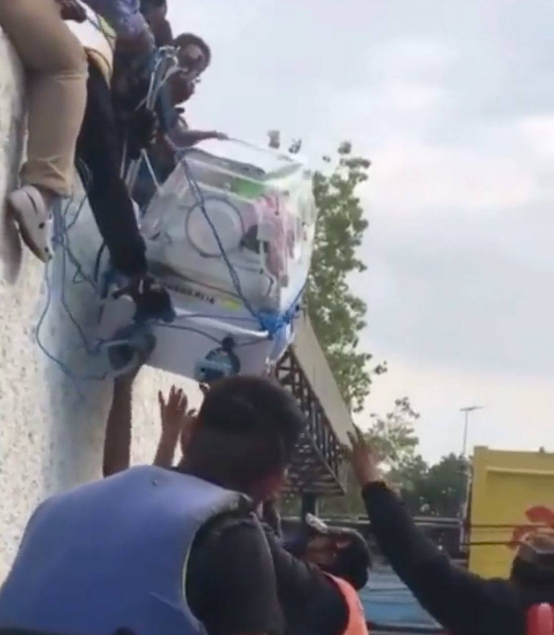 TULA, HIDALGO, 07SEPTIEMBRE2021.- En redes sociales circula un video en donde personal rescatan a un recién nacido dentro de una incubadora del un Hospital del IMSS, luego de las inundaciones que se suscitaron por las intensas lluvias del día ayer, que desbordaron el Río de Tula. Hasta el momento colonia enteras permanecen anegadas, personal de ejército y protección civil estatal brindan ayuda a los damnificados.