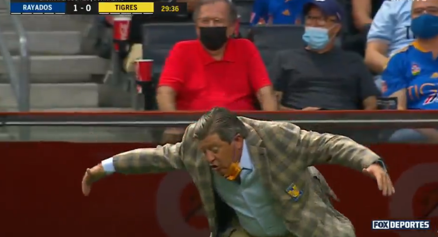 Lo que pasó con Vucetich, el osote de Oribe Peralta y los memes del 'Piojo' en el clásico de la Liga MX