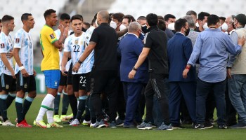 ¡Ver para creer! Argentina abandona juego contra Brasil tras ingreso de autoridades sanitarias para deportar