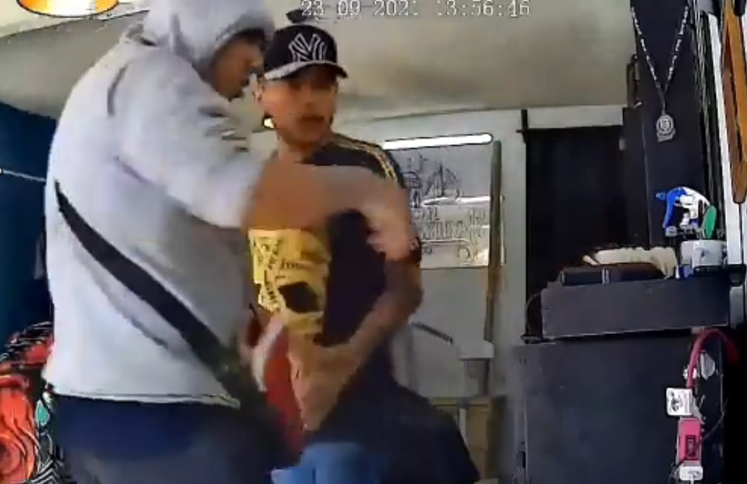 "¡Otra vez yo!": Dice asaltante al entrar en una barbería que ya había robado