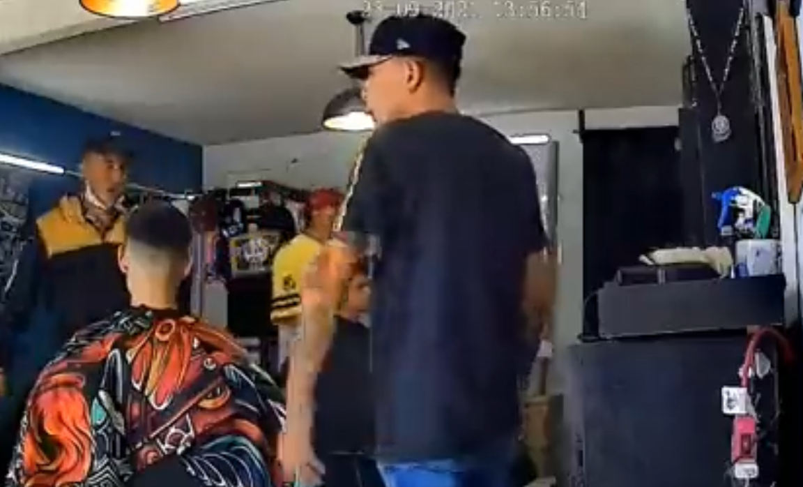 "¡Otra vez yo!": Dice asaltante al entrar en una barbería que ya había robado