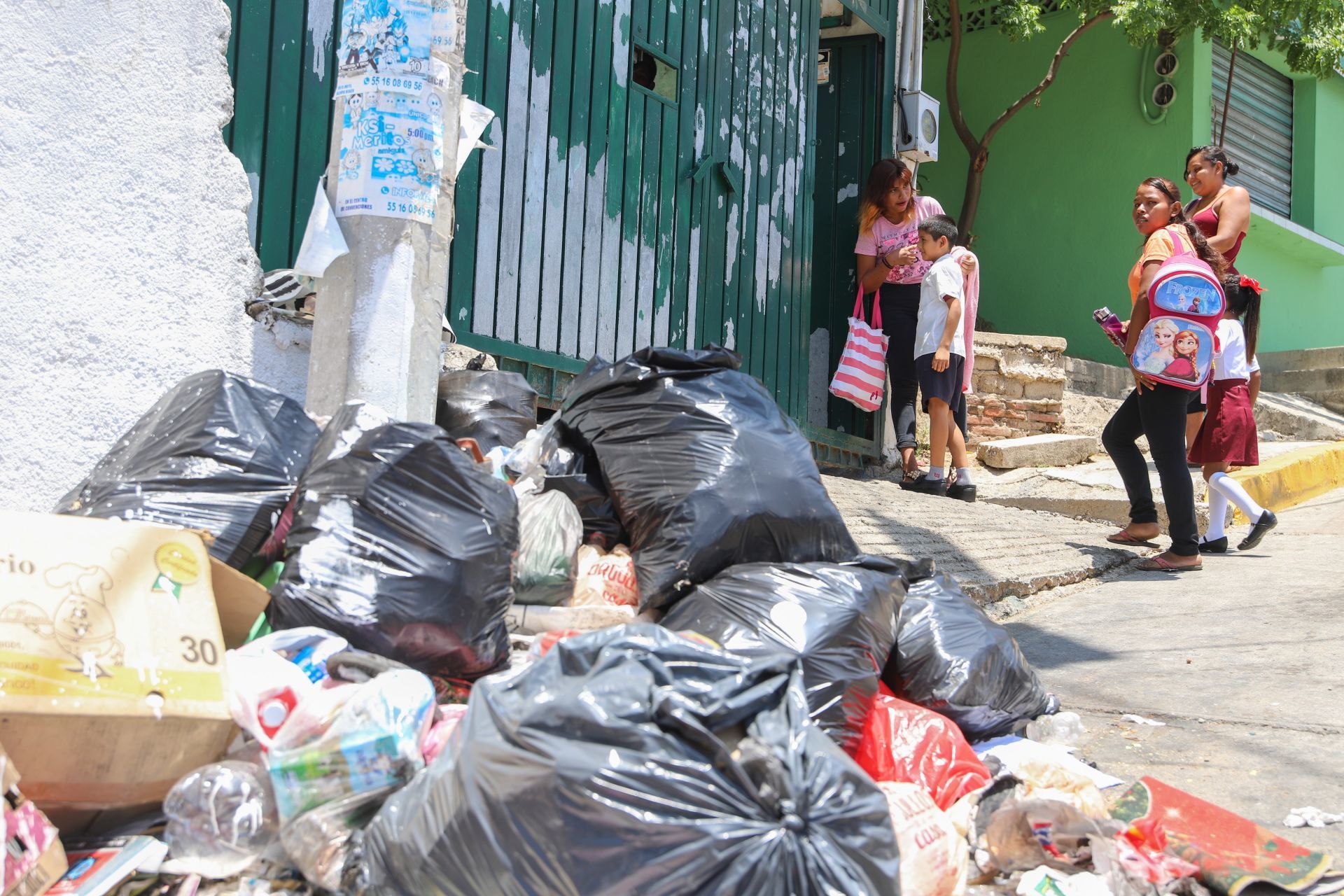Mega chale: Declaran emergencia sanitaria en Acapulco por acumulación de basura