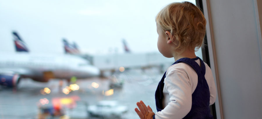El novedoso sistema de una aerolínea para evitar sentarse cerca de niños en vuelos largos