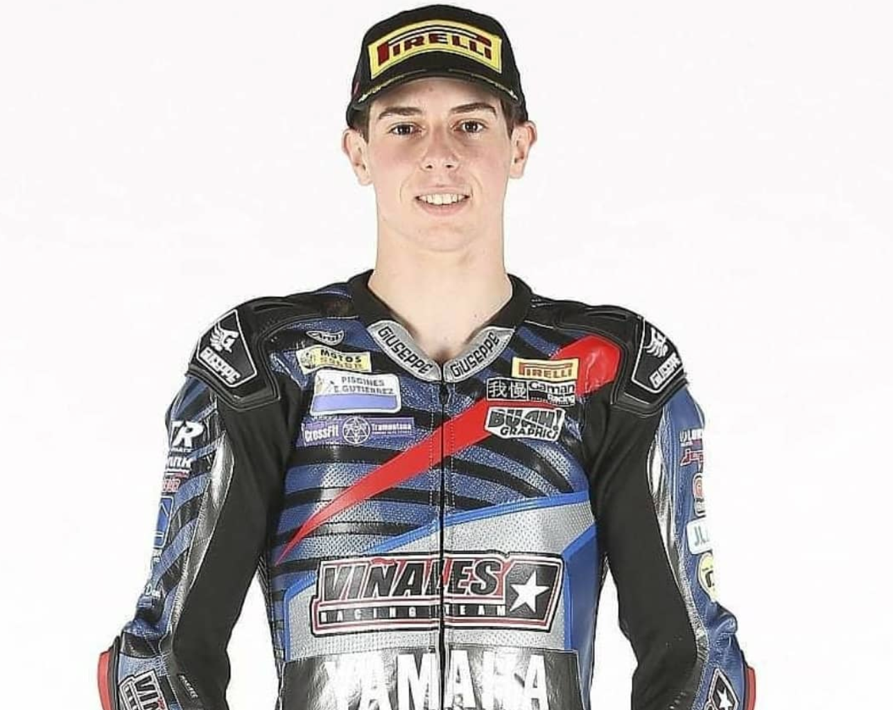 Fallece piloto de 15 años tras caer de su moto a tres vueltas del final