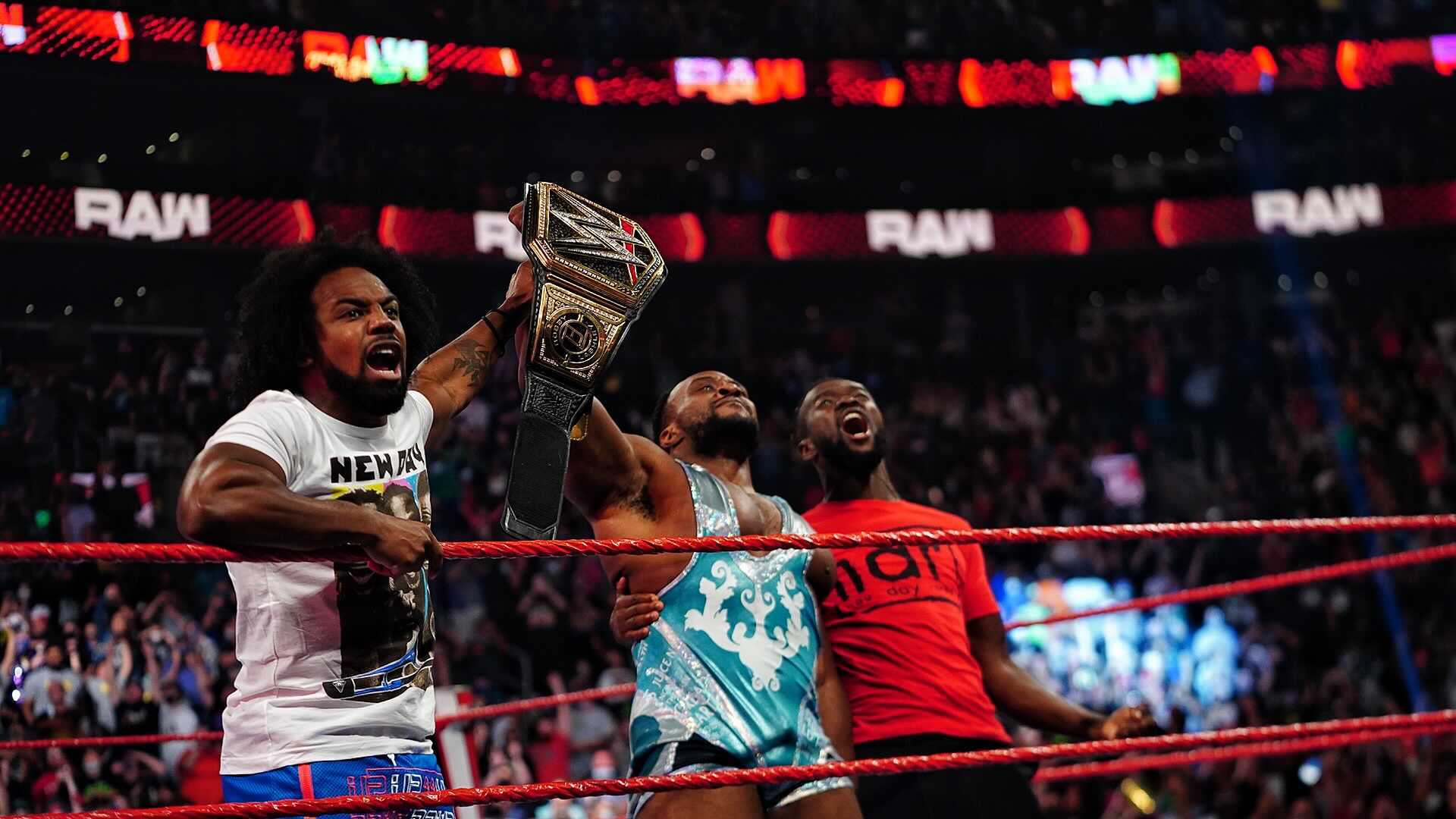 Big E celebra junto a sus compañeros de New Day el campeonato de WWE