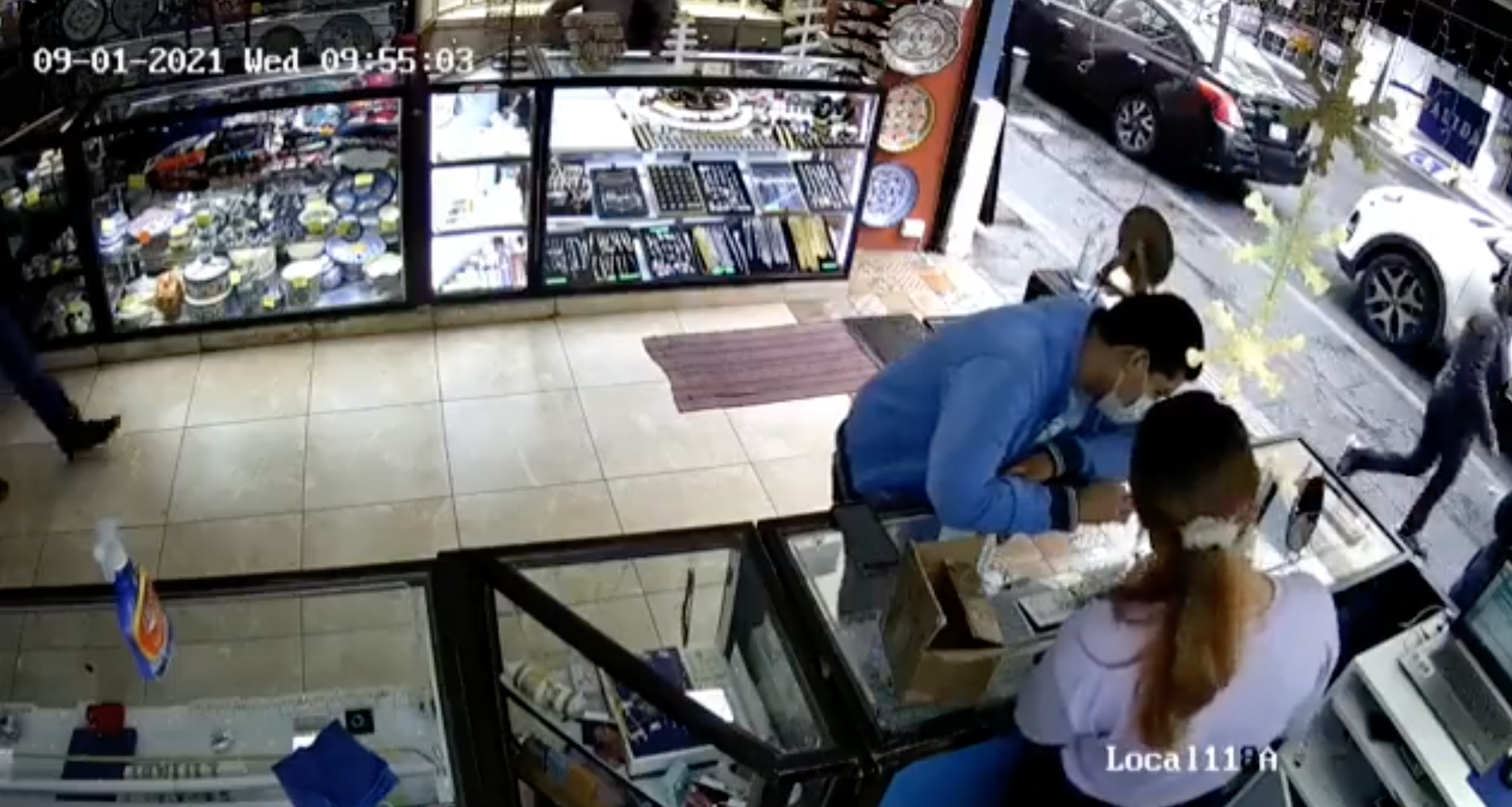 Sin comentarios: Captan a hombre metiéndose anillos a la boca para robarlos