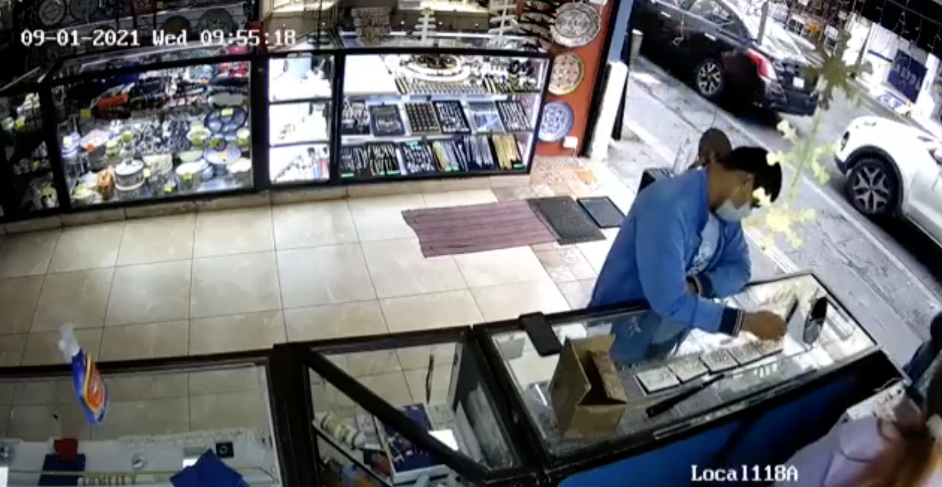 Sin comentarios: Captan a hombre metiéndose anillos a la boca para robarlos