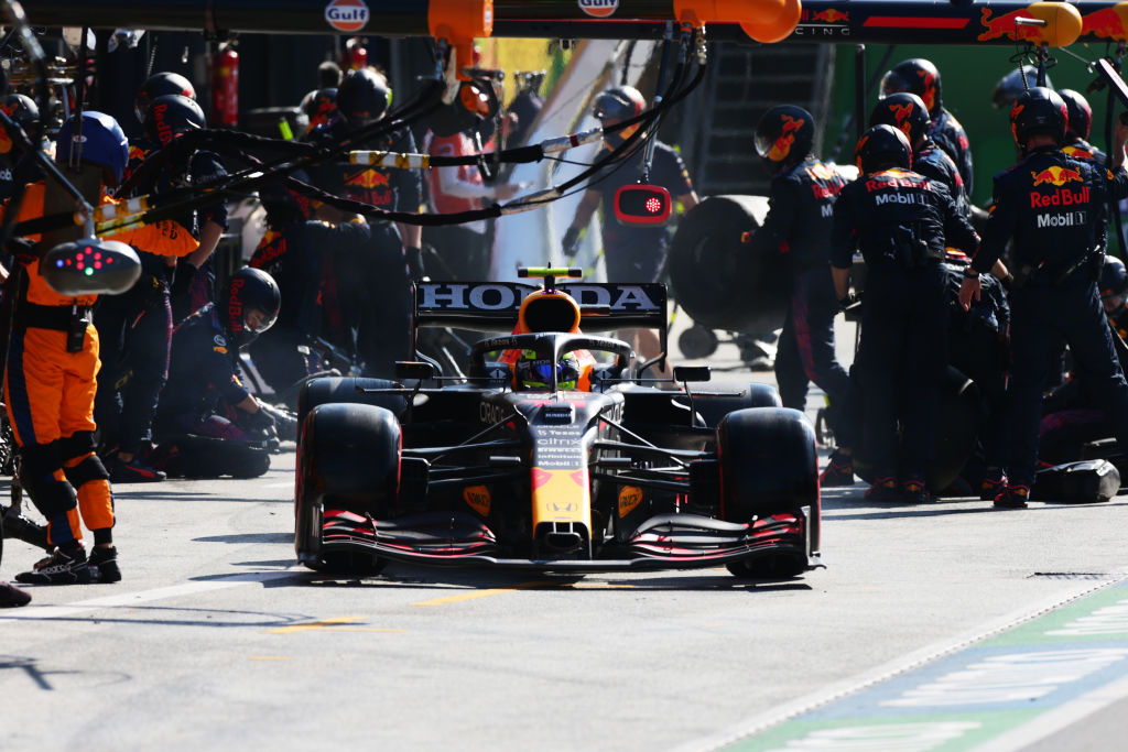 ¡Otra remontada! Checo Pérez se lució en el GP de los Países Bajos tras salir desde pit lane