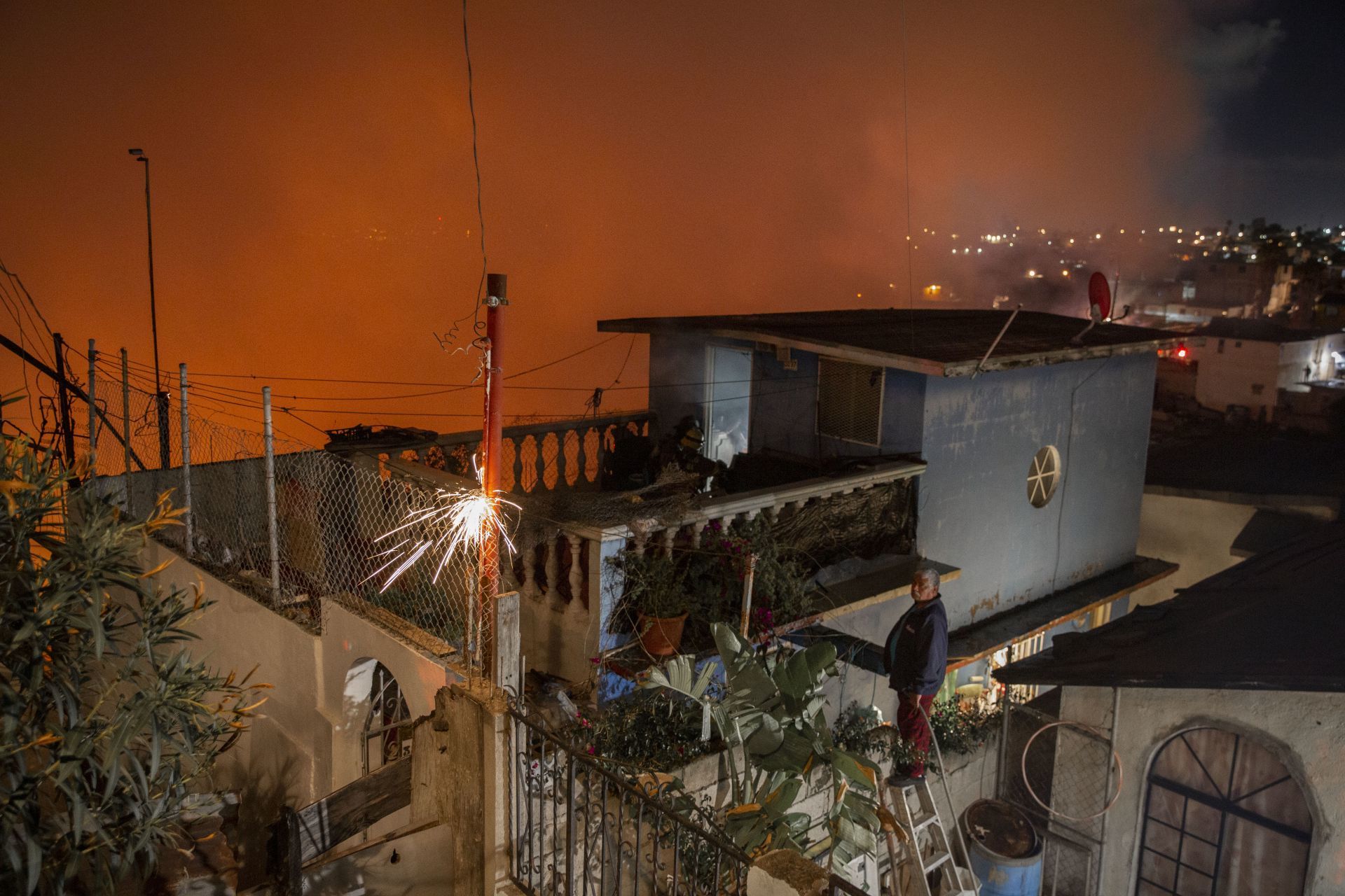 Y en Tampico: Dejan cargando un celular en la cama y provocan que se incendie la casa