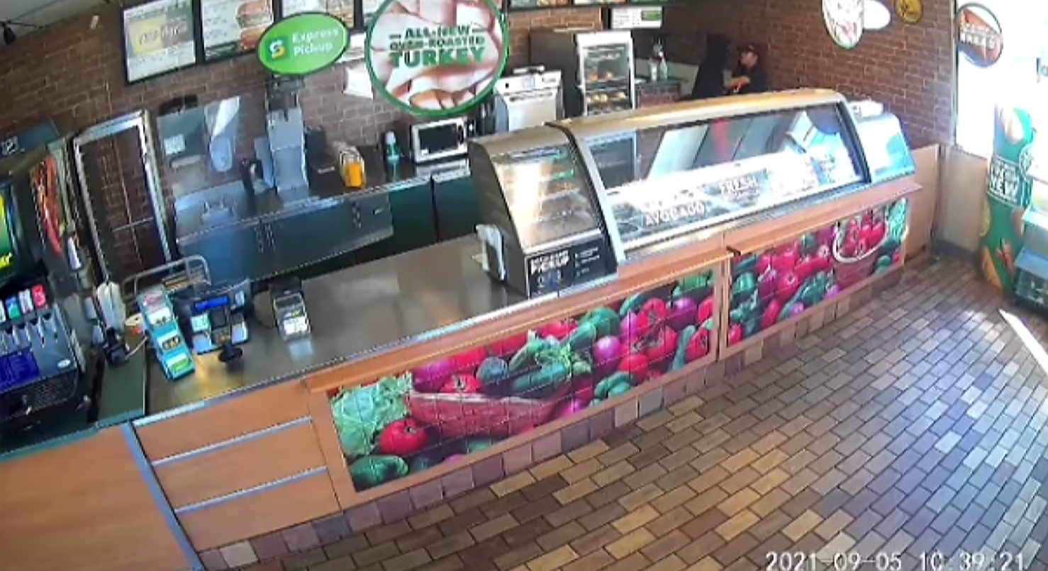 De no creerse: Empleada de restaurante se enfrenta a ladrón... ¿y luego la suspenden?