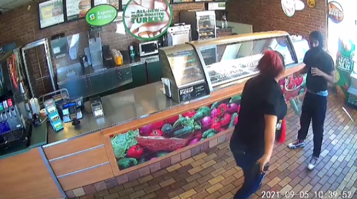 De no creerse: Empleada de restaurante se enfrenta a ladrón... ¿y luego la suspenden?