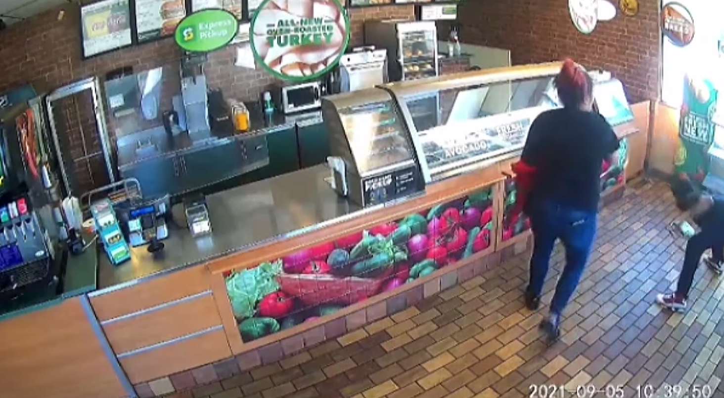 De no creerse: Empleada de restaurante se enfrenta a ladrón... ¿y luego la suspenden?