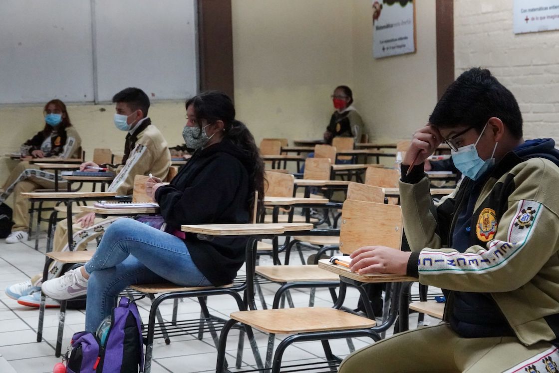 Alfaro exhibe ‘paquetote’ anti COVID enviado a Jalisco para el regreso a clases