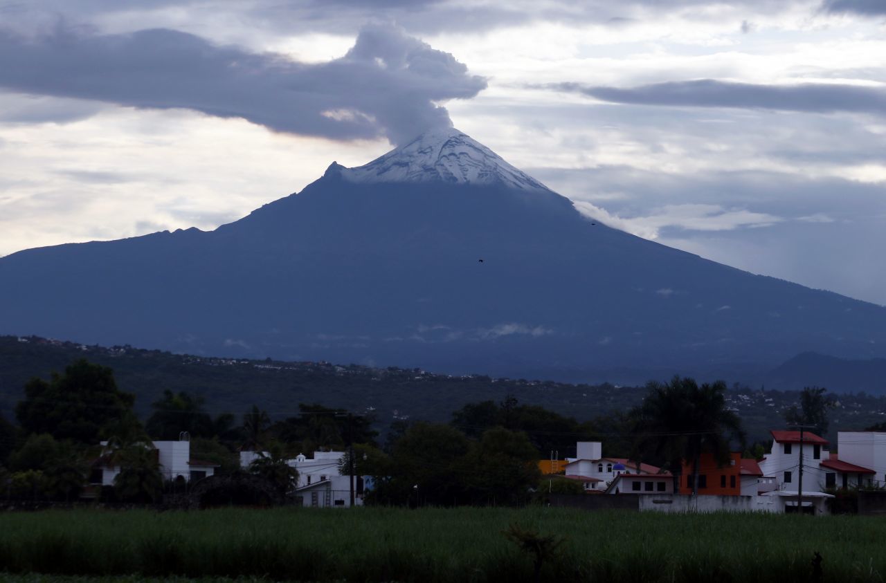 Se registra explosión en el cráter del Popocatépetl en plena madrugada