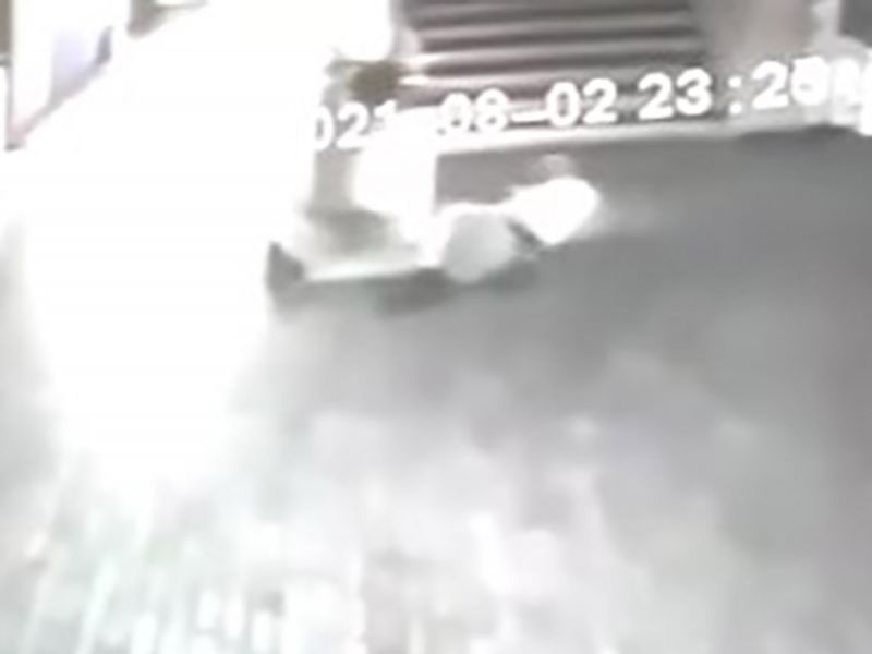 ¿Será? Video muestra a un guardia de seguridad siendo atacado por supuesto fantasma