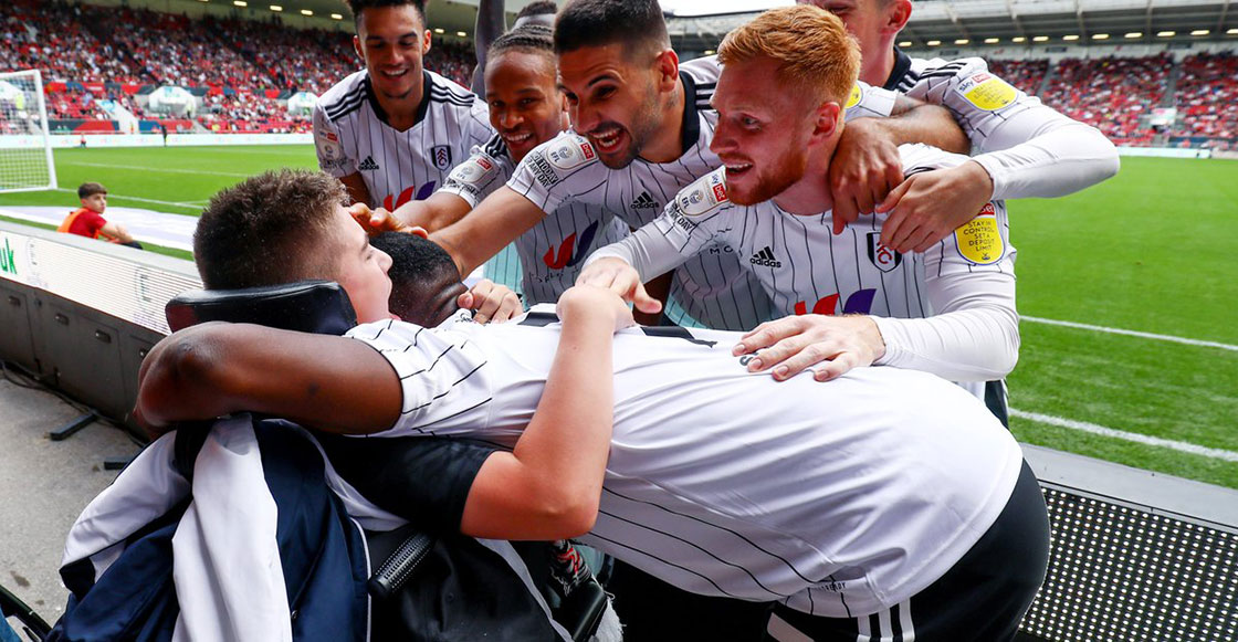 ¡La imagen del día! Jugadores del Fulham festejaron un gol con Rhys, el aficionado víctima de bullyng en redes
