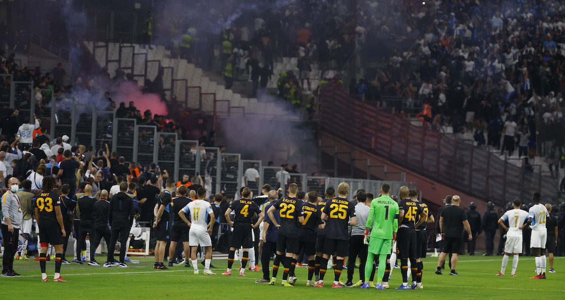 Suspenden el Marsella vs Galatasaray tras ataques de aficionados con pirotecnia en la Europa League
