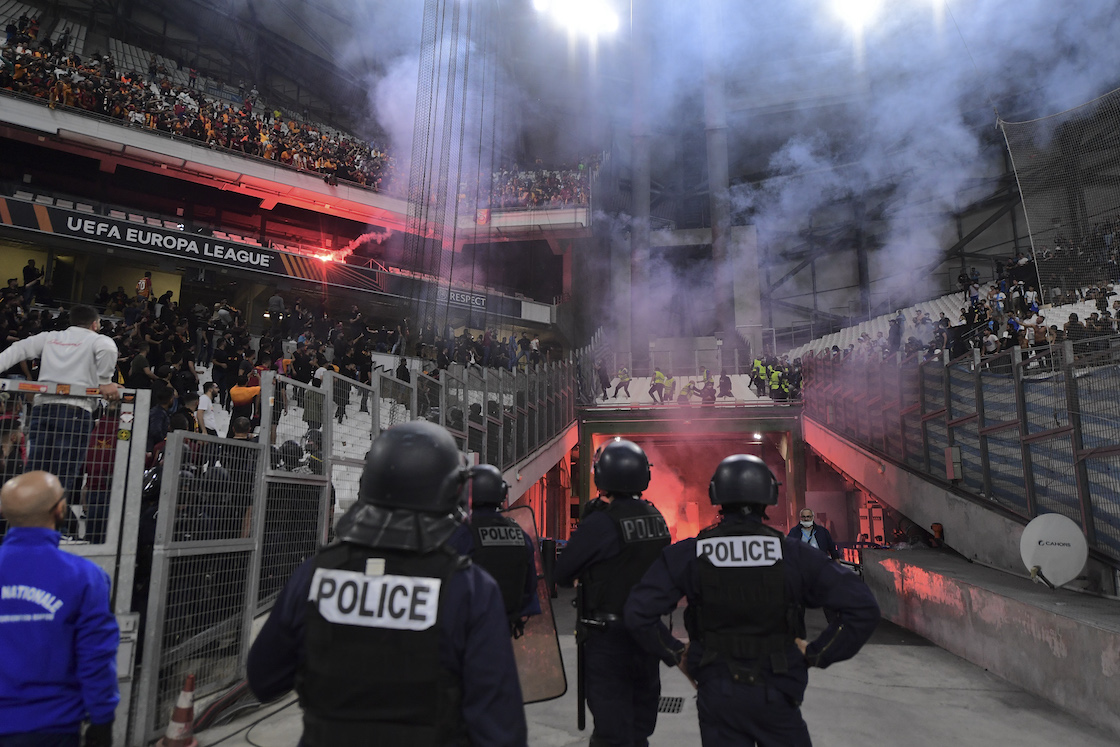 Suspenden el Marsella vs Galatasaray tras ataques de aficionados con pirotecnia en la Europa League