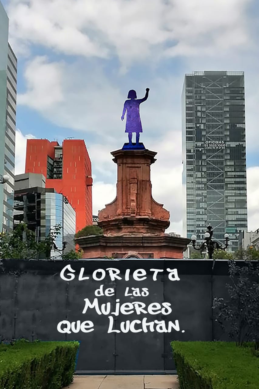 "Glorieta de las mujeres que luchan": Feministas ponen antimonumento donde estaba la estatua de Colón